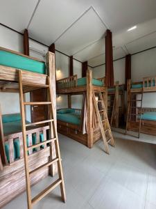 Palanda nebo palandy na pokoji v ubytování Lembongan Hostel