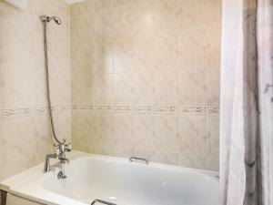 un baño con bañera y lavabo en The Granary - Uk36673, en Goulsby