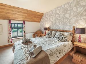 Un dormitorio con una cama con toallas. en The Granary - Uk36673, en Goulsby
