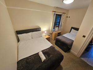 Кровать или кровати в номере 7 Clos Na Feirme Four Bedroom House With Hot Tub