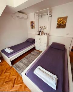 Postel nebo postele na pokoji v ubytování Dekster apartmani