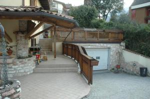 un patio avec une terrasse en bois et un garage dans l'établissement B&B Rosso Pila, à Trente