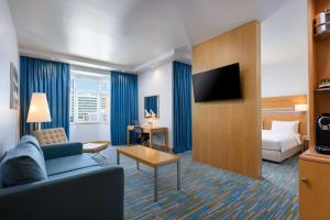 TV tai viihdekeskus majoituspaikassa Radisson Blu Hotel, Muscat