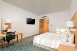 TV tai viihdekeskus majoituspaikassa Radisson Blu Hotel, Muscat