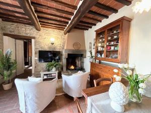 TV a/nebo společenská místnost v ubytování Villa Calcinaio by PosarelliVillas