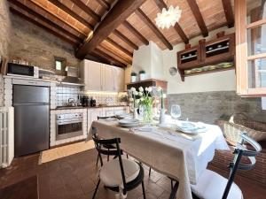 Kuchyň nebo kuchyňský kout v ubytování Villa Calcinaio by PosarelliVillas