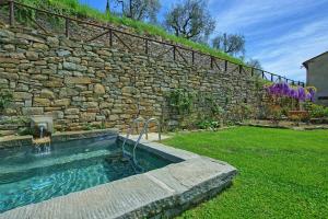 Bazén v ubytování Villa Calcinaio by PosarelliVillas nebo v jeho okolí