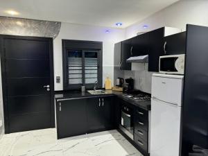 Kuchyň nebo kuchyňský kout v ubytování Maha Beach Cabo Negro Duplex 6 person