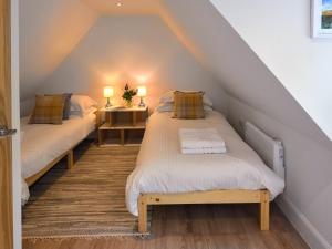 Postel nebo postele na pokoji v ubytování Bonnie Cottage - Uk40057