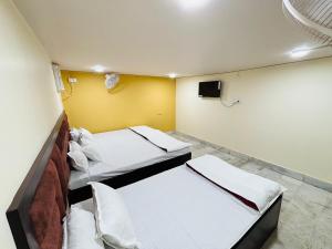 Postel nebo postele na pokoji v ubytování Shree Balaji Comfort