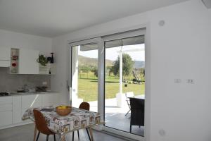 a kitchen and dining room with a table at I Secolari di Giulia 2 in Avola