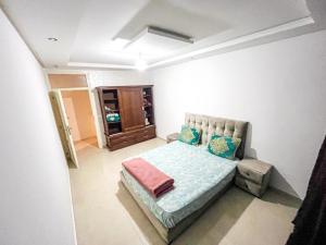 Ένα ή περισσότερα κρεβάτια σε δωμάτιο στο ONOMSUIT-Appartement en plein centre ville RABAT