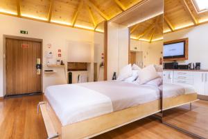 フンシャルにあるSao Thiago House Madeiraのキッチン付きの客室で、白い大型ベッド1台が備わります。