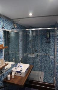 サレルノにあるIcon Livingのバスルーム(シンク2台、青いタイル張りのシャワー付) +11枚の写真