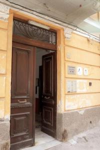 サレルノにあるIcon Livingの木製のドアのある建物の入り口