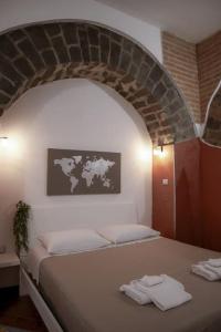 サレルノにあるIcon Livingのベッドルーム1室(石造りのアーチ道のベッド1台付)