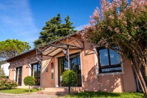 Gallery image of Hotel Les Amandiers in Tournon-sur-Rhône