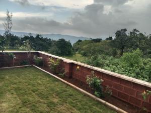 mur ceglany z widokiem na pole w obiekcie The Nest w mieście Kelghar +6 zdjęć