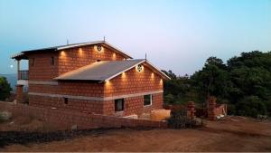 dom zbudowany ceglaną ścianą w obiekcie The Nest w mieście Kelghar