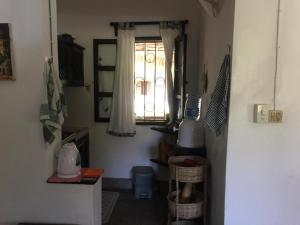 ein kleines Zimmer mit einem Fenster und einer Tür in der Unterkunft Hibiscus in Mambrui in Mambrui