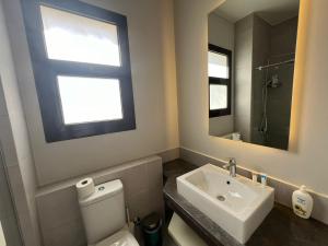 Un baño de Modern 3Bdr Cyan Apt: Prime Spot