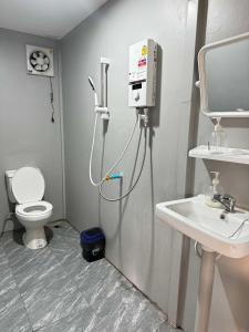 een badkamer met toilet en wastafel bij Khaodoihomestay&foods in Ban Na Pa Paek +27 foto's