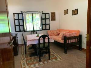 ein Wohnzimmer mit einem Tisch und einem Sofa in der Unterkunft Hibiscus in Mambrui in Mambrui