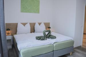 Ένα ή περισσότερα κρεβάτια σε δωμάτιο στο Großzügiges Apartment am Altmühlsee mit Parkplatz