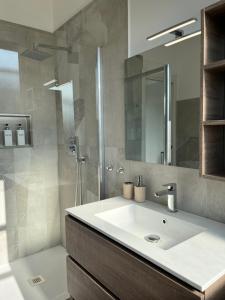 Paolettas House في روما: حمام مع حوض ودش +18 صورة