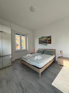 Paolettas House في روما: غرفة نوم بيضاء مع سرير كبير ونافذة
