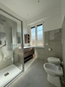 Paolettas House في روما: حمام مع دش ومرحاض ومغسلة