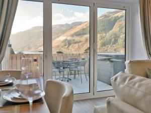 comedor con vistas a las montañas en Cur Cottage - Uk7809, en Coirantee 16 fotos más