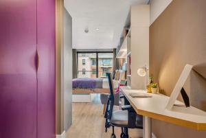 a room with a desk with a computer and a bed at Practical Studio For 2 In Leeds with Free Grab&Go Breakfast in Headingley