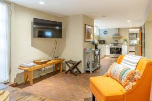 a living room with a yellow couch and a kitchen at Casa en Canyon in Santa Fe