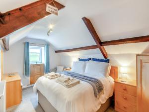 Un dormitorio con una cama con sábanas blancas y detalles azules. en Beacon - Uk44719, en Ravenscar