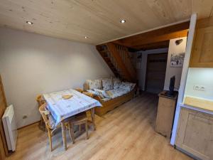 アレッシュにあるCharmant triplex 6 pers. à 50m des pistes à Arêches-Beaufort - FR-1-342-135のベッドとテーブルと椅子のある部屋