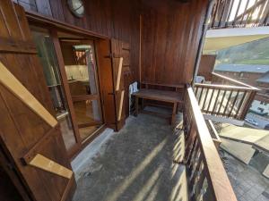 una habitación vacía con una silla en el balcón en Charmant triplex 6 pers. à 50m des pistes à Arêches-Beaufort - FR-1-342-135, en Arêches