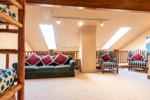 una sala de estar con un sofá y dos sillas en Harriman Townhome 5, en Ketchum 27 fotos más