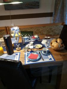 una mesa de madera con comida encima en Frühstückspension Mayer-Schiller, en Bernried 12 fotos más