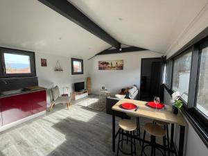 sala de estar con cocina y sala de estar con mesa en Lorraine - Calme et lumineux - 3ème étage, en Auch 6 fotos más