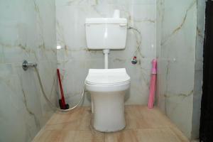 ウダイプールにあるFootprint Hostel Udaipurのバスルーム(ホース付き白いトイレ付) +88枚の写真