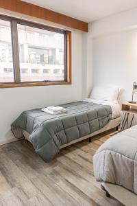 科尔多瓦Departamento 3 Paris - Edificio VILAUT by INMOVE Temporarios的有两张床和一扇窗户的卧室