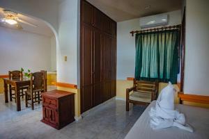 a room with a bed and a dining room with a table at Hotel Vista Caribe 5ta Av a 5 Pasos de la Playa in Playa del Carmen