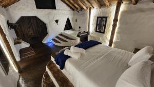 Postel nebo postele na pokoji v ubytování Hobbit Hotel El peñol Guatapé