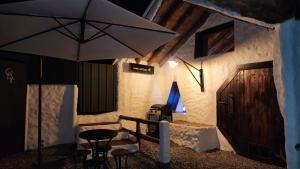 TV a/nebo společenská místnost v ubytování Hobbit Hotel El peñol Guatapé