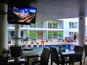 Večerní zábavní program pro hosty v ubytování Ocean View Treasure Residence + 37 fotografií