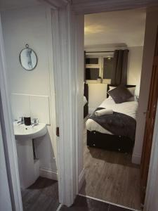 Кровать или кровати в номере Urban Living - 2 beds apartment, driveway parking, centrally located!!