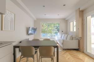 Saint-Didier-au-Mont-dʼOrT2 moderne pour 4 - St-Didier-au-Mont-d'Or的带桌椅和沙发的客厅 更多8张照片