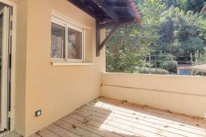 Saint-Didier-au-Mont-dʼOrT2 moderne pour 4 - St-Didier-au-Mont-d'Or的客房设有窗户和阳台。