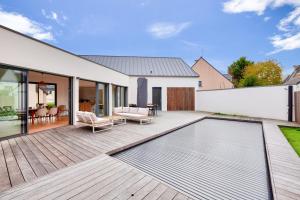a house with a swimming pool in the yard at 800m de la plage, maison neuve pour 10, piscine in Pléneuf-Val-André